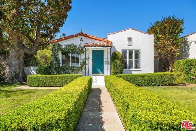 a view of a house with backyard