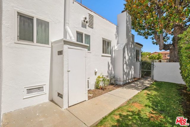 a view of a house with backyard and trees