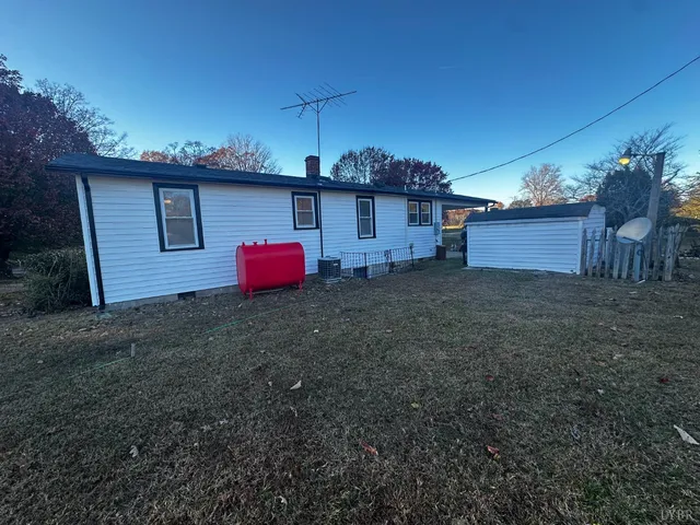 a view of a backyard