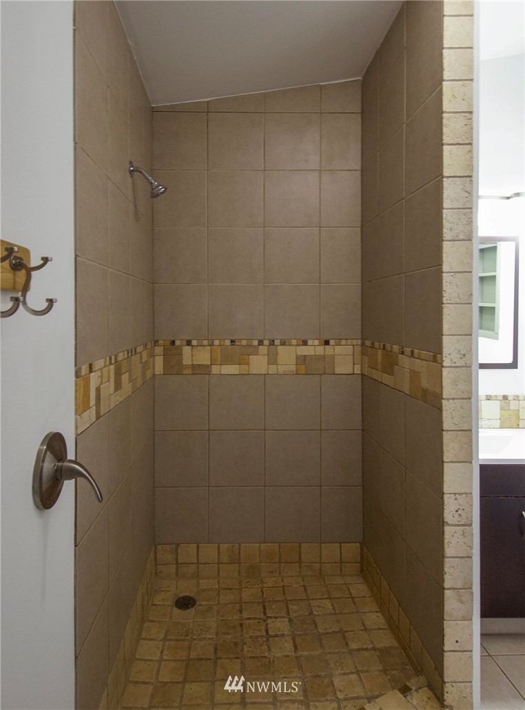 463 Autumn Road Sequim, WA 98382 - Photo 15 of 40 a bathroom with a shower