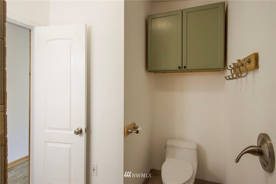 463 Autumn Road Sequim, WA 98382 - Photo 16 of 40 a bathroom with a toilet
