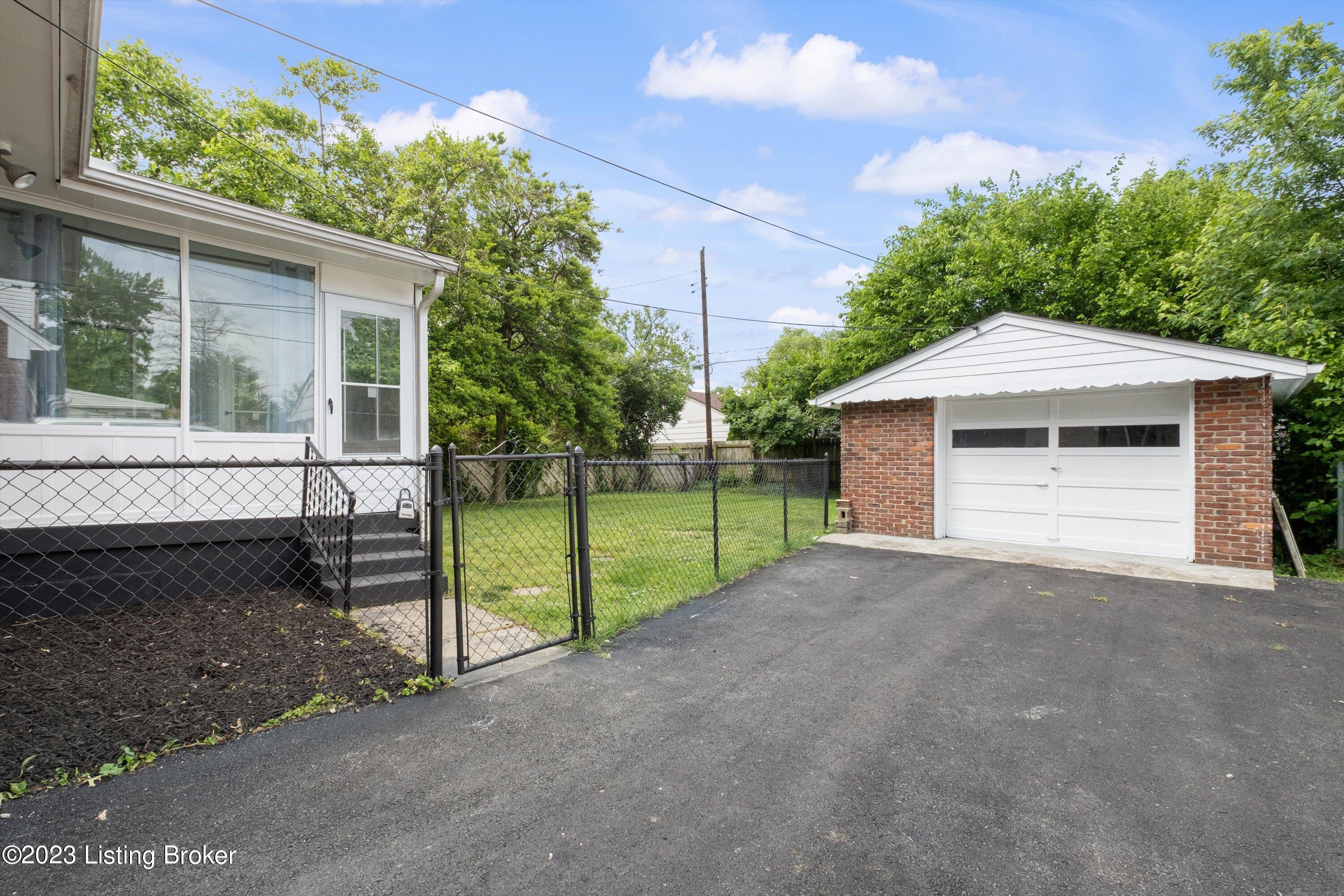 304 Fox Run Road Louisville, KY 40207 - Photo 3 of 24 03-304FoxRun-007