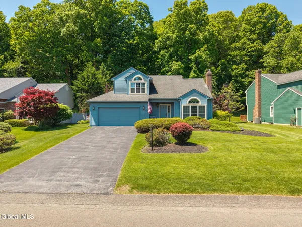 $440,000 | 26 Upper Wedgewood Lane, Voorheesville, NY 12186