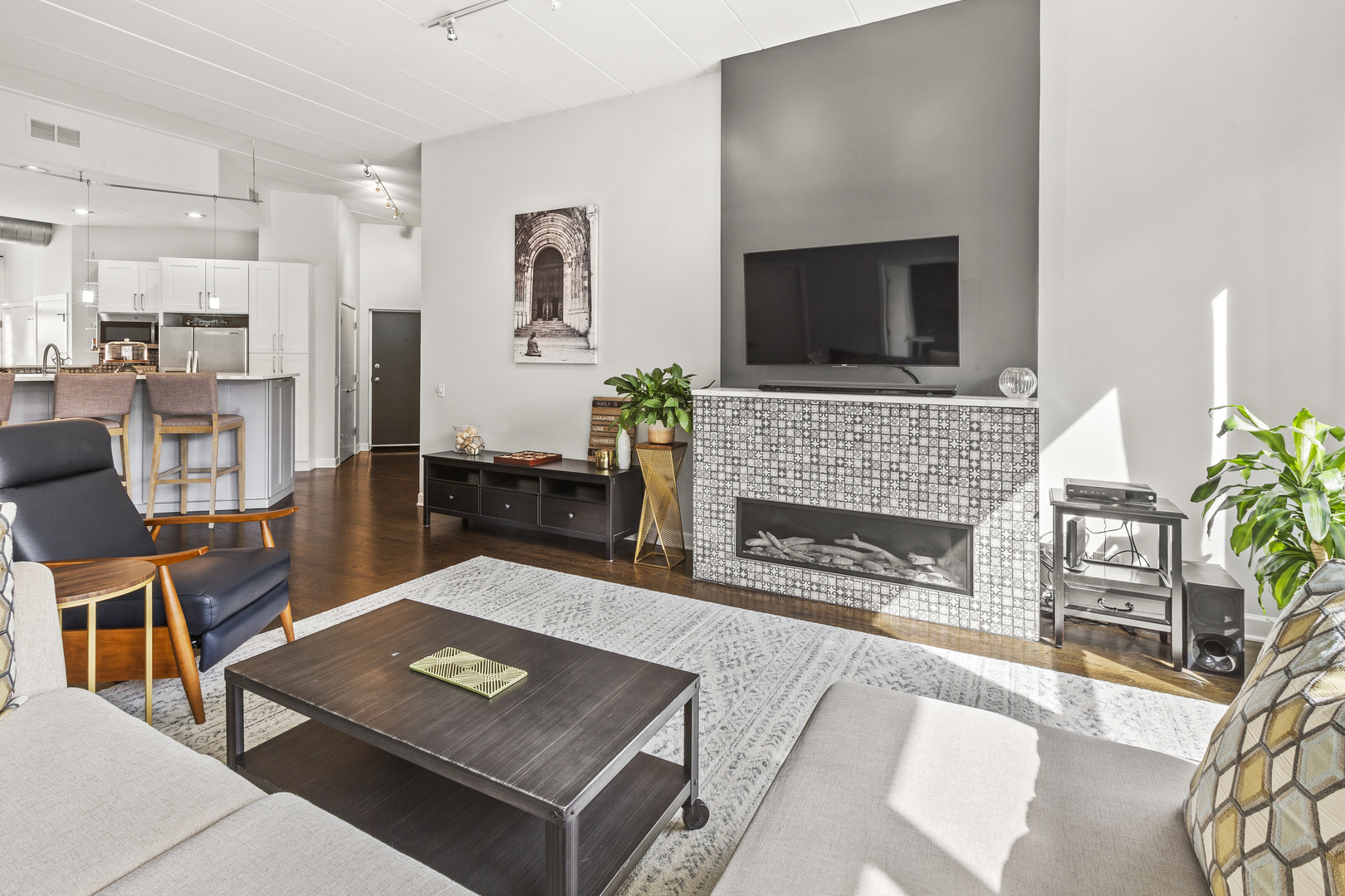 936 West Madison Street, Unit E4 Chicago, IL 60607 - Photo 4 of 21 a living room with furniture fireplace and flat screen tv