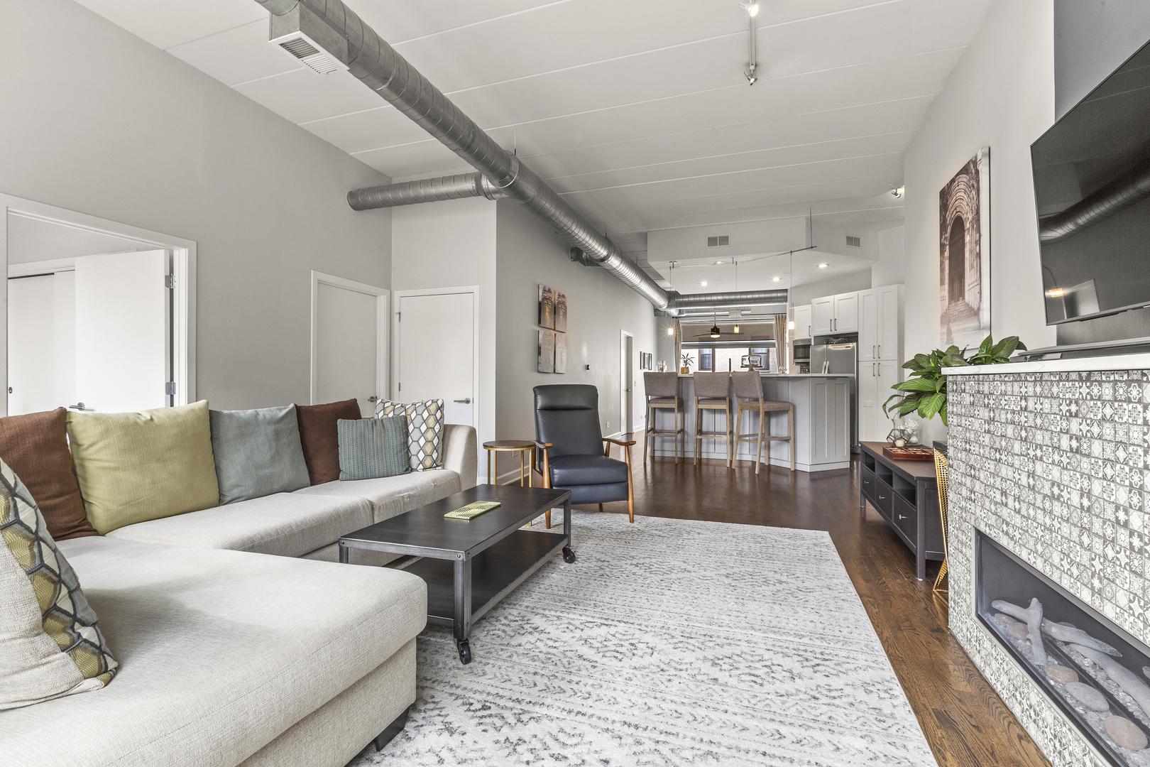936 West Madison Street, Unit E4 Chicago, IL 60607 - Photo 5 of 21 a living room with furniture wooden floor and a flat screen tv