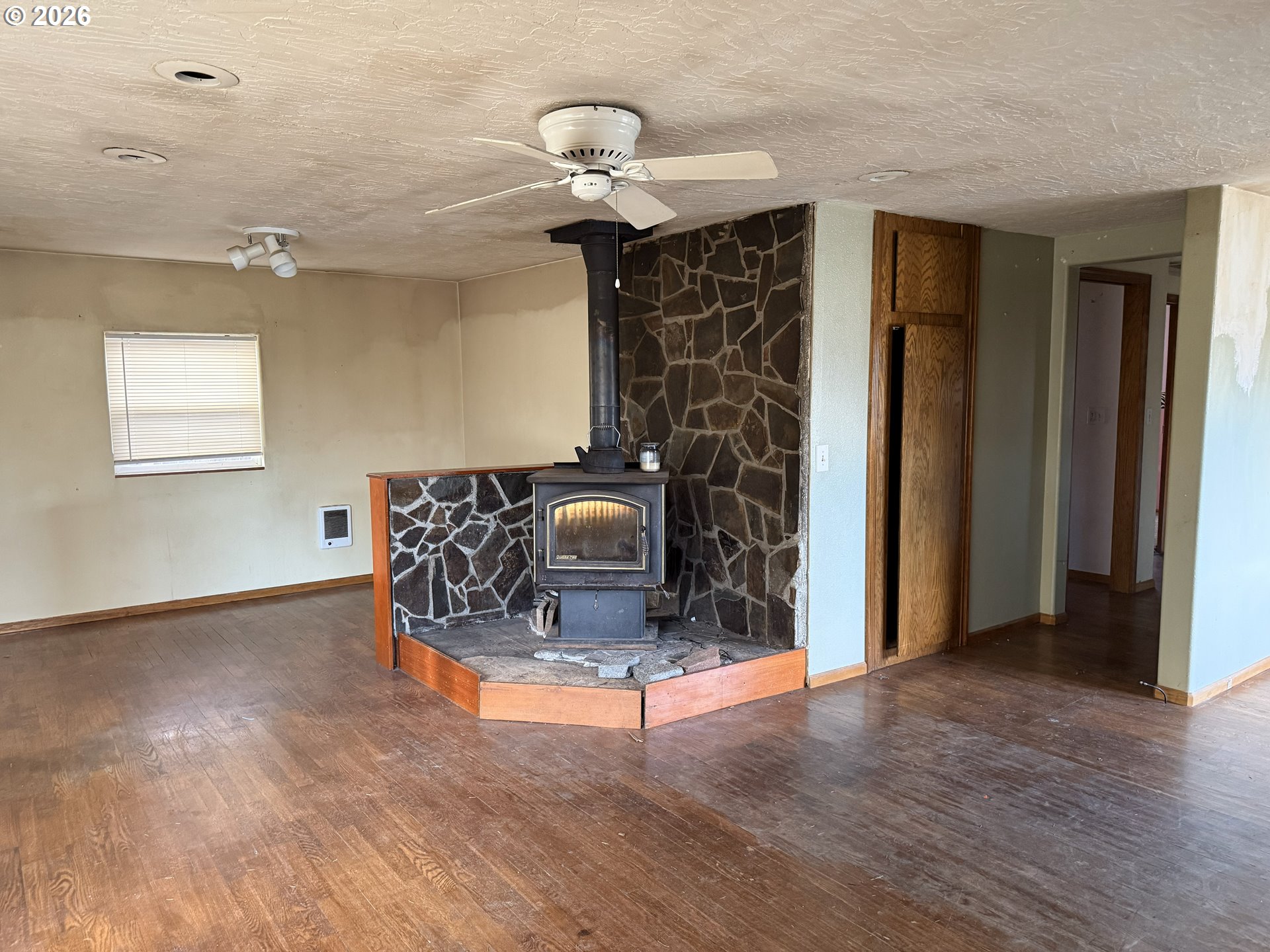 7451 Southeast Johnson Street Hillsboro, OR 97123 - Photo 2 of 27 a view of livingroom with furniture and chandelier fan