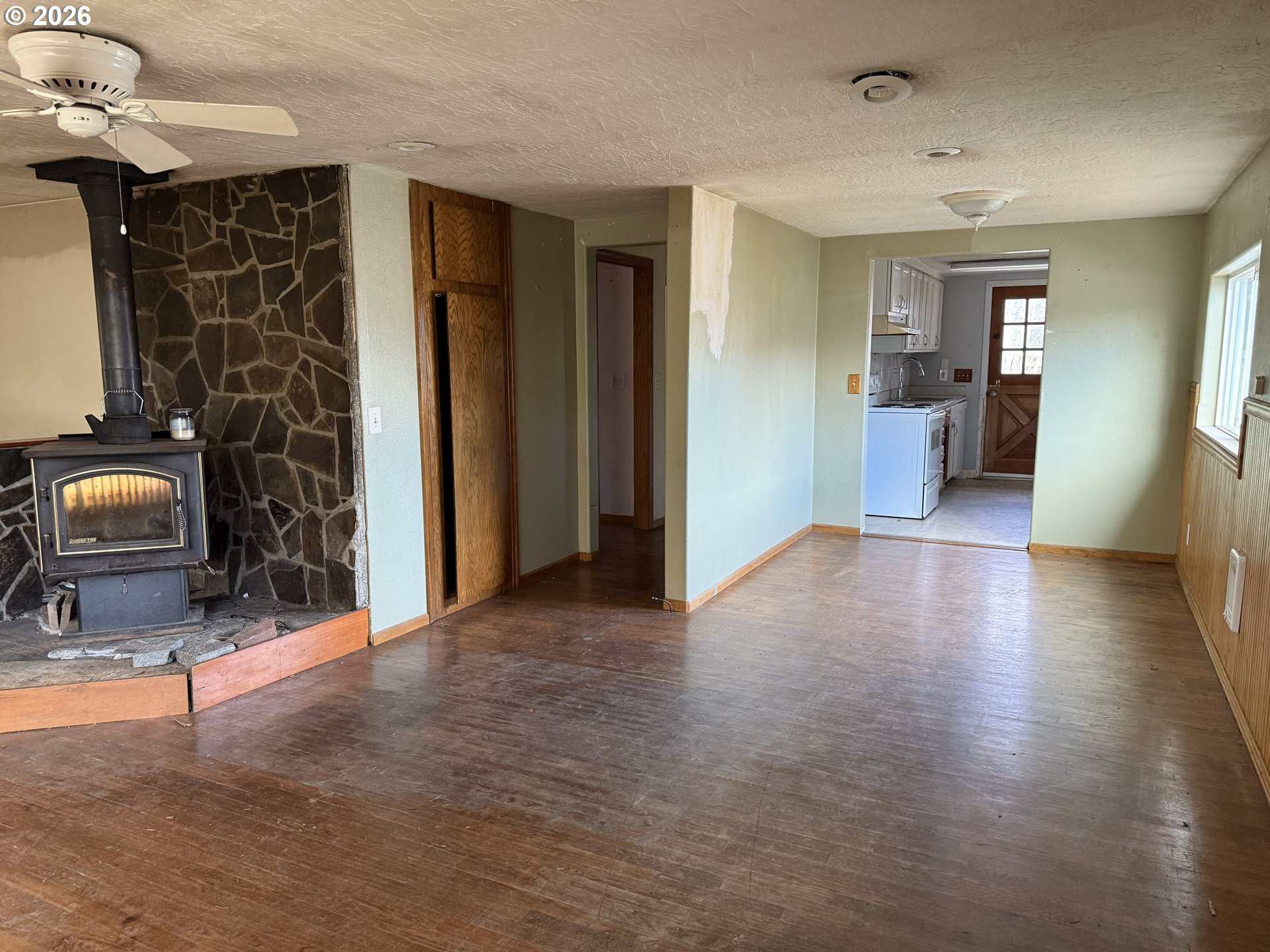 7451 Southeast Johnson Street Hillsboro, OR 97123 - Photo 5 of 27 a view of a livingroom with furniture and an entryway
