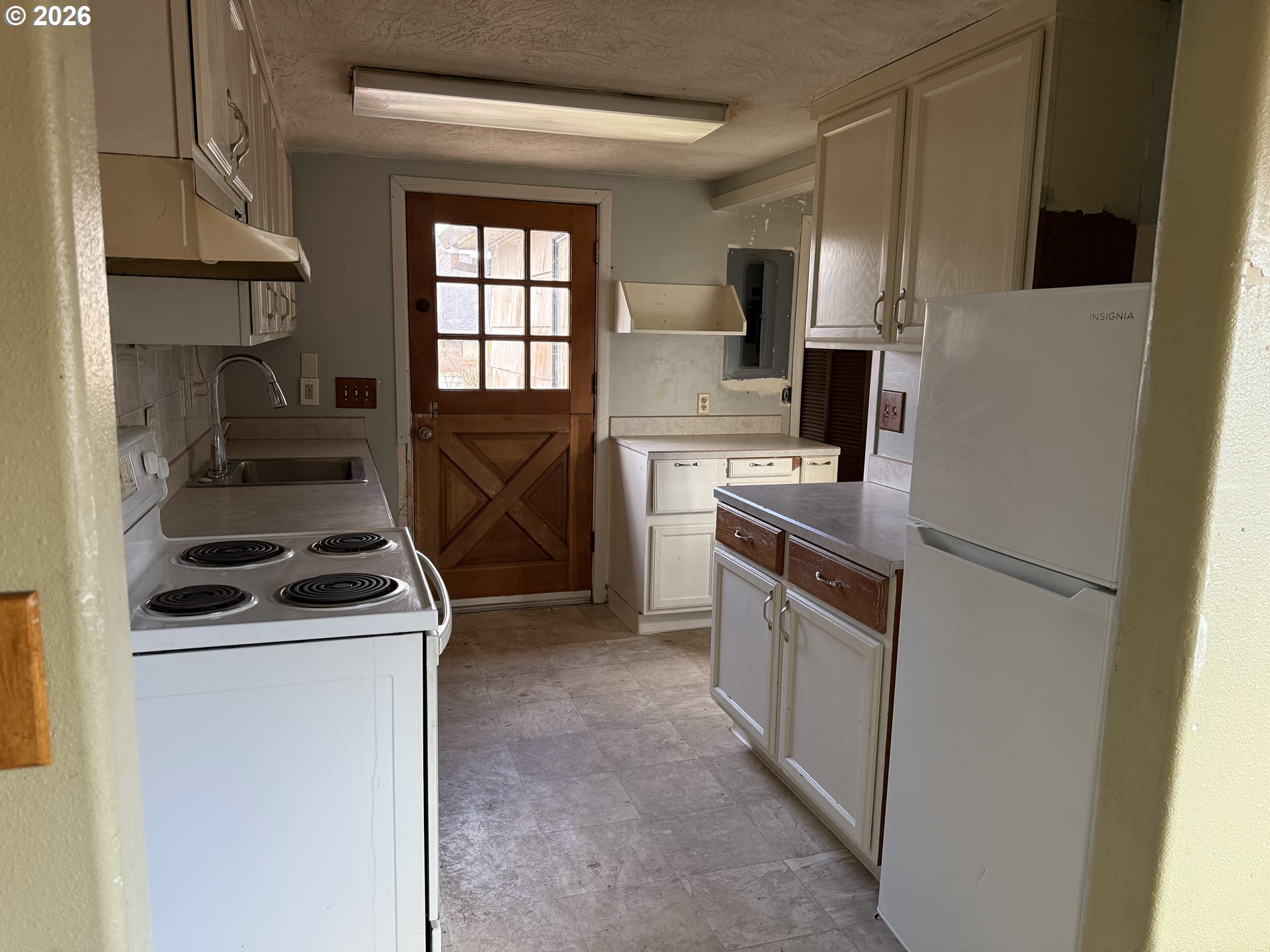 7451 Southeast Johnson Street Hillsboro, OR 97123 - Photo 8 of 27 a kitchen with a stove sink and refrigerator
