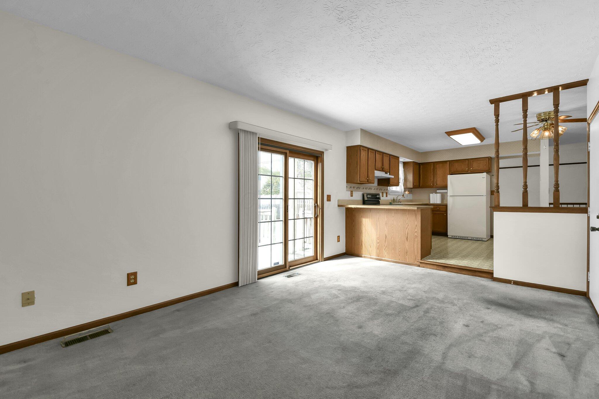 271 Rosehill Road Reynoldsburg, OH 43068 - Photo 7 of 20 Living Room