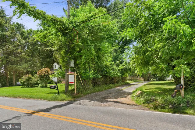 a view of entryway with a front door