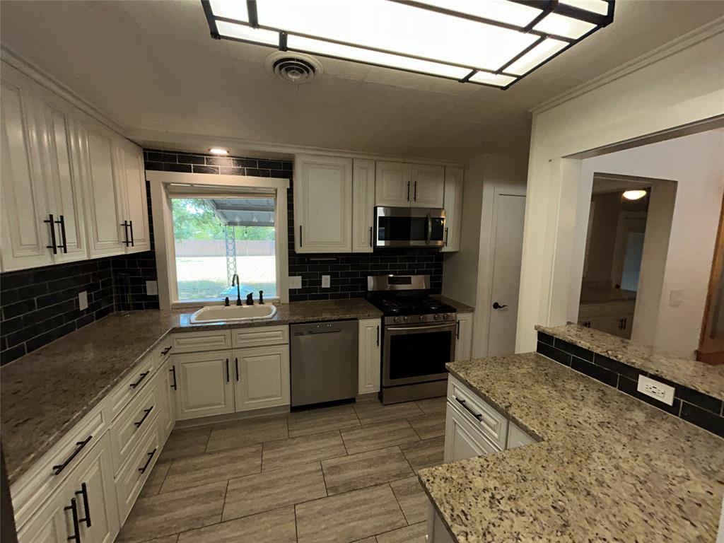 908 Fairview Street Graham, TX 76450 - Photo 11 of 30