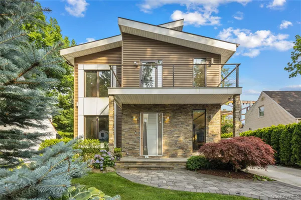 $1,680,000 | 3 Hewlett Place, Great Neck, NY 11024