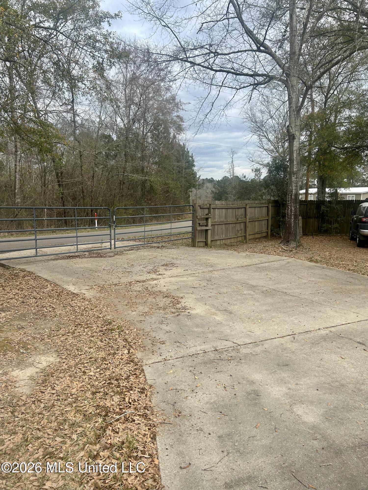 464 Felps Lane Southwest Brookhaven, MS 39601 - Photo 10 of 22 fenced circular drive