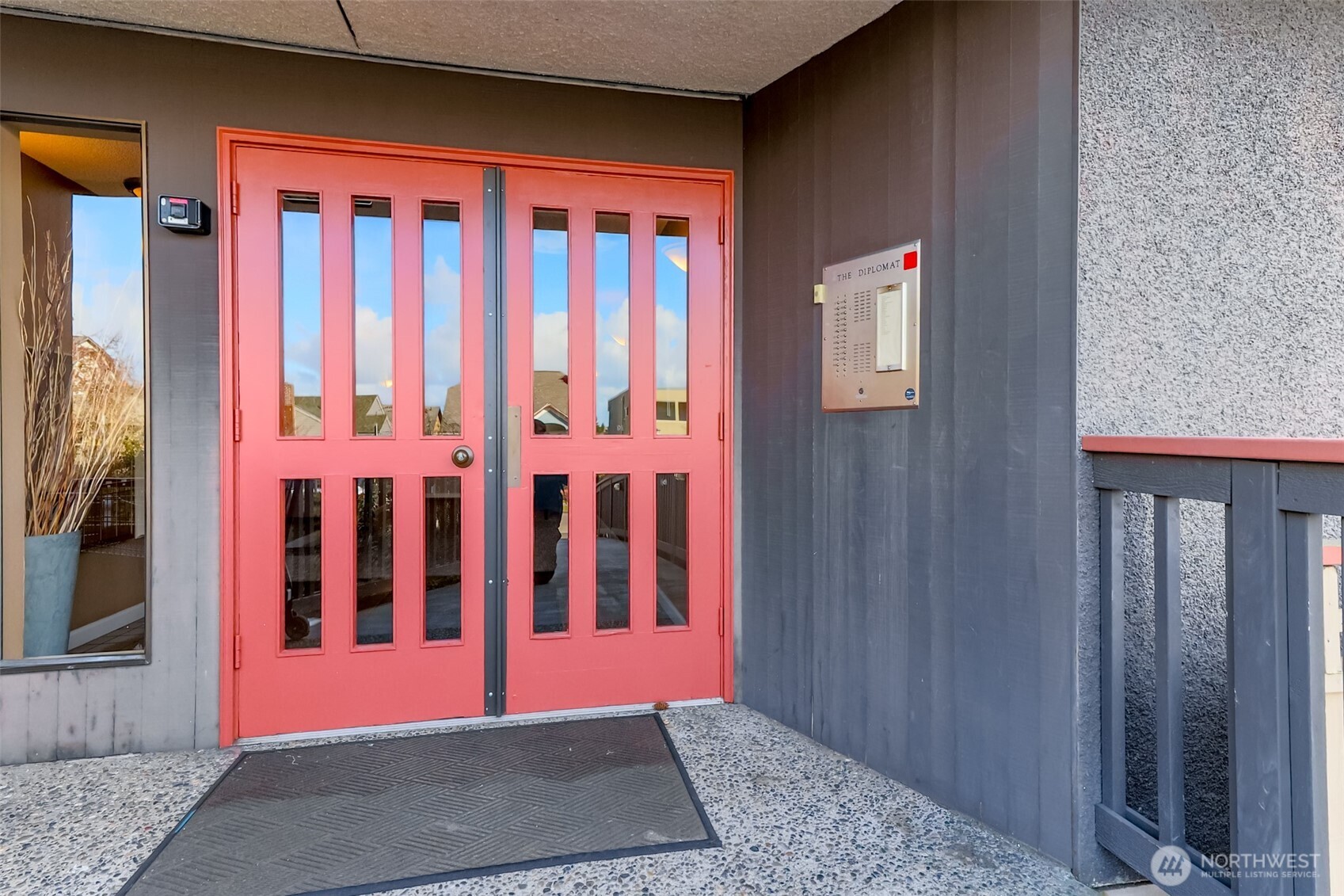 4444 44th Avenue Southwest, Unit 405 Seattle, WA 98116 - Photo 5 of 32 a view of front door