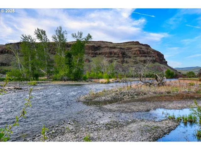 a view of a yard with a house