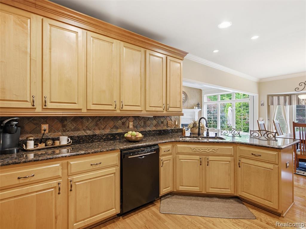 2633 Ridgecrest Drive Utica, MI 48316 - Photo 5 of 42