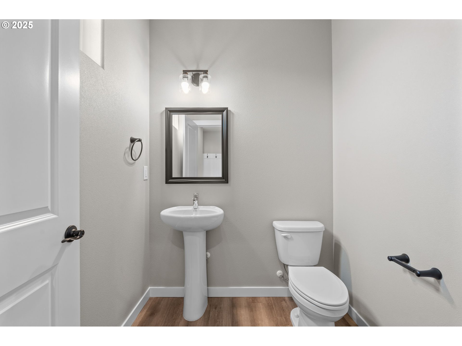 1105 Northwest 111th Circle Vancouver, WA 98685 - Photo 5 of 48 a bathroom with a toilet a sink and mirror