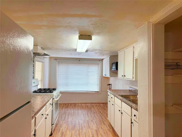 $995 | 723 West 27th Street, Houston, TX 77008