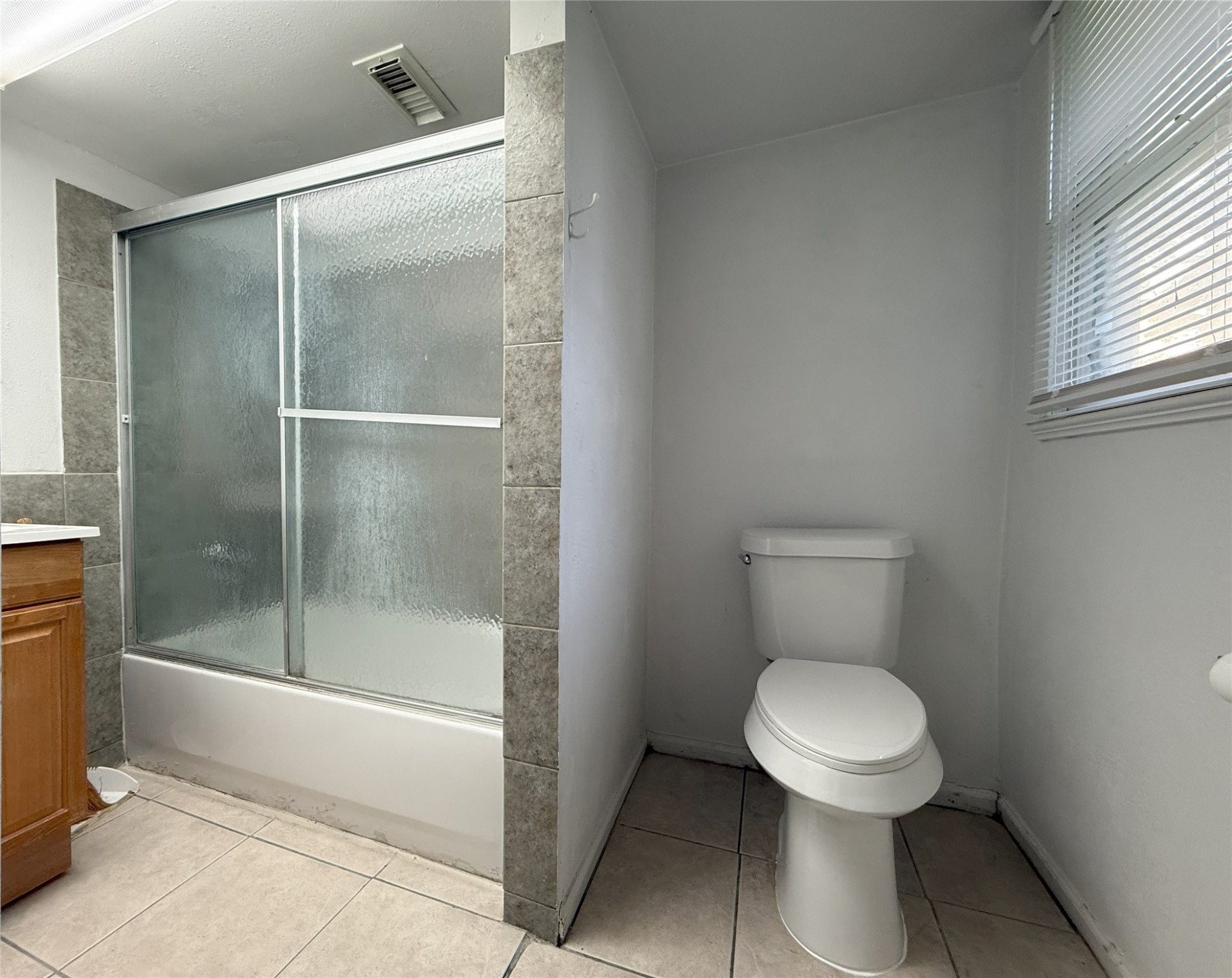 723 West 27th Street Houston, TX 77008 - Photo 17 of 22 a bathroom with a toilet and a shower