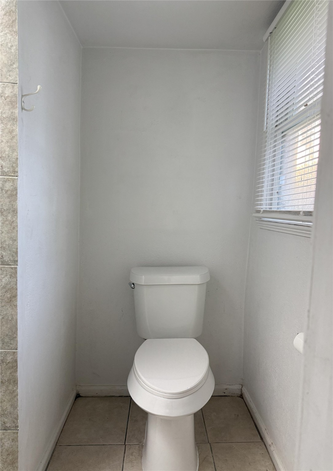 723 West 27th Street Houston, TX 77008 - Photo 18 of 22 a white toilet sitting in a bathroom next to a window