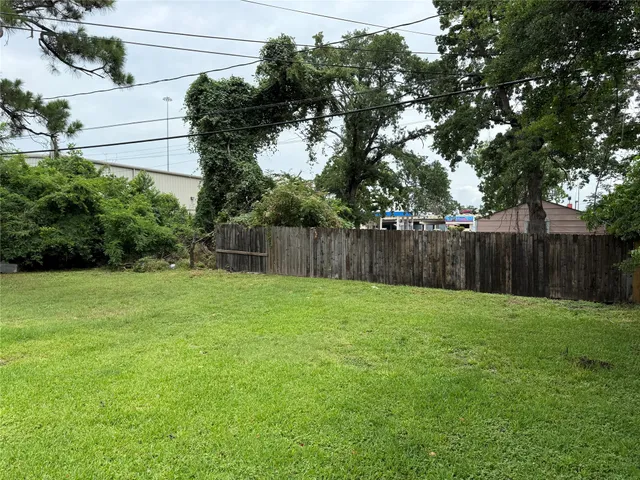 a view of a back yard