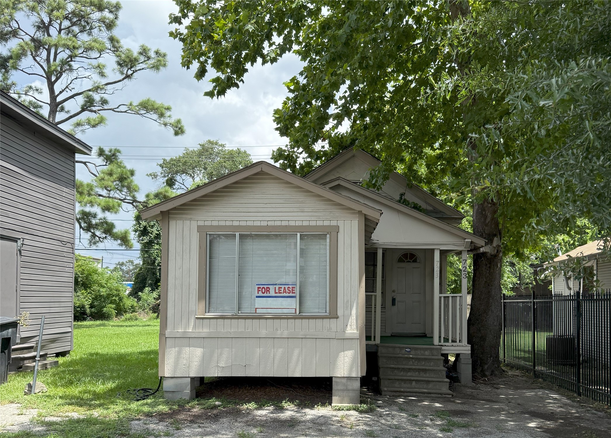 723 West 27th Street Houston, TX 77008 - Photo 2 of 22 a front view of a house with garden