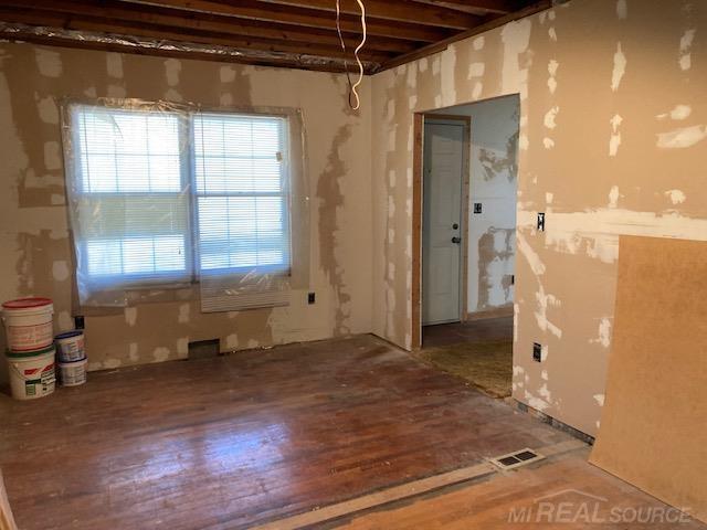 8442 Central Street Center Line, MI 48015 - Photo 7 of 19