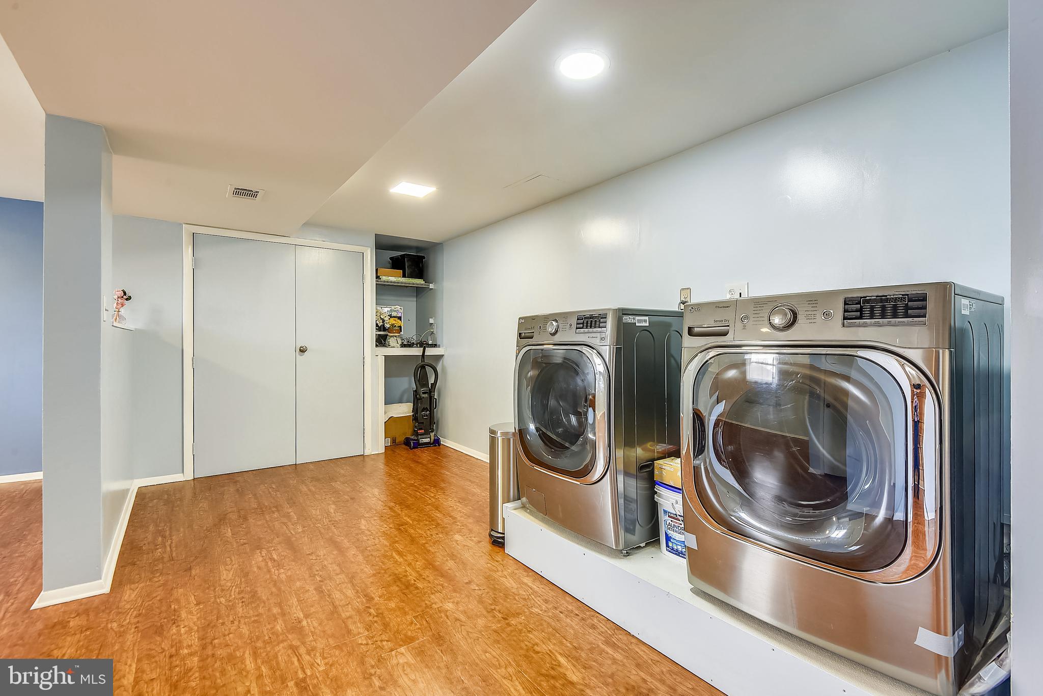 11 Bar Harbor Road Pasadena, MD 21122 - Photo 15 of 27 Large LG washer and dryer
