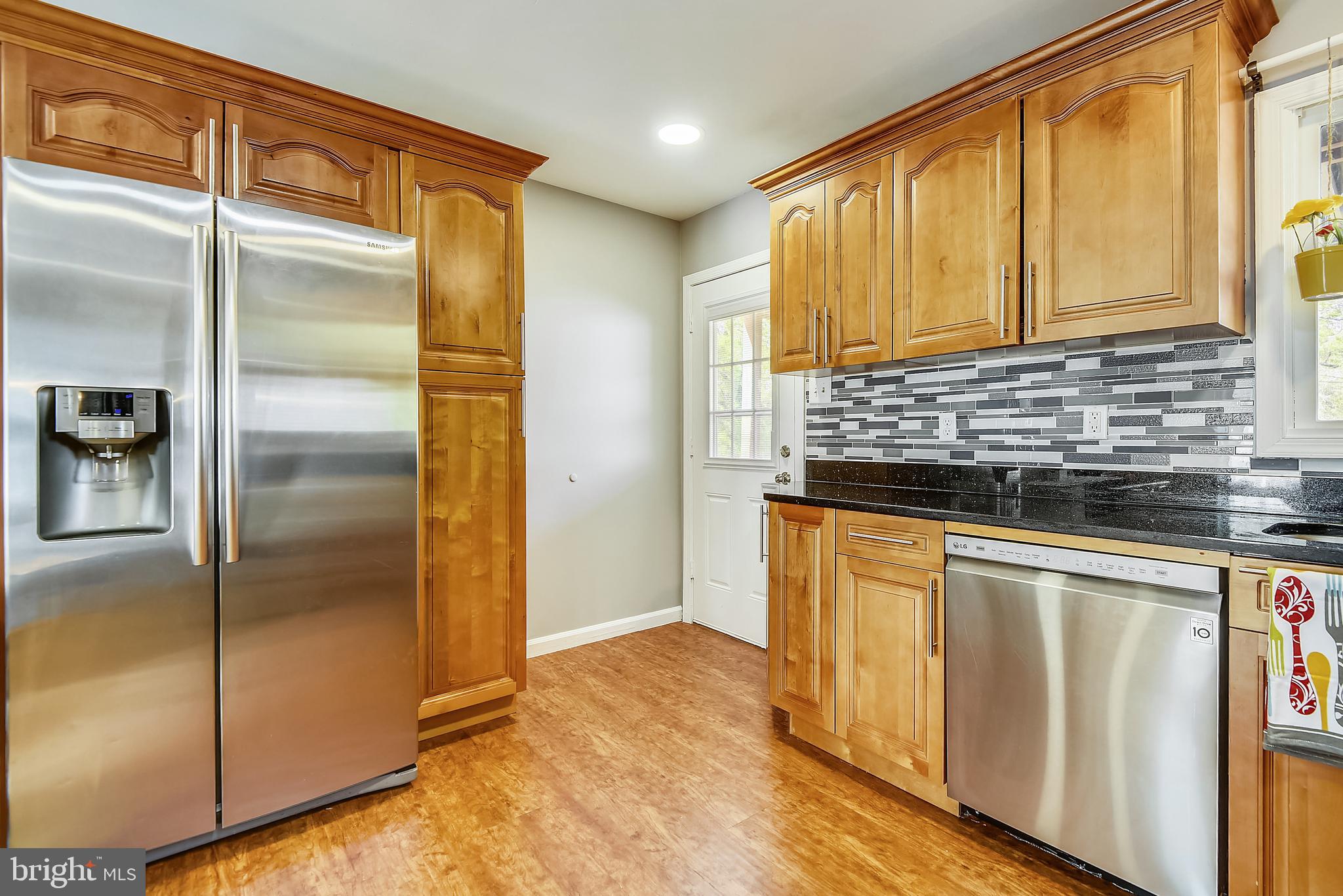 11 Bar Harbor Road Pasadena, MD 21122 - Photo 7 of 27 Kitchen with exit to the rear yard