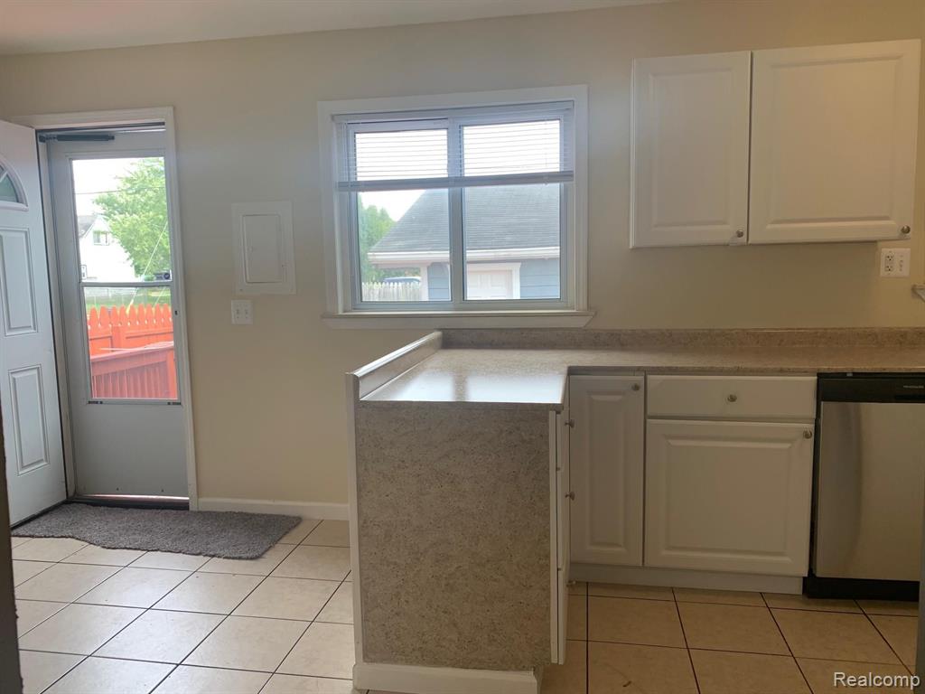 1298 Fall River Road Ypsilanti, MI 48198 - Photo 5 of 20