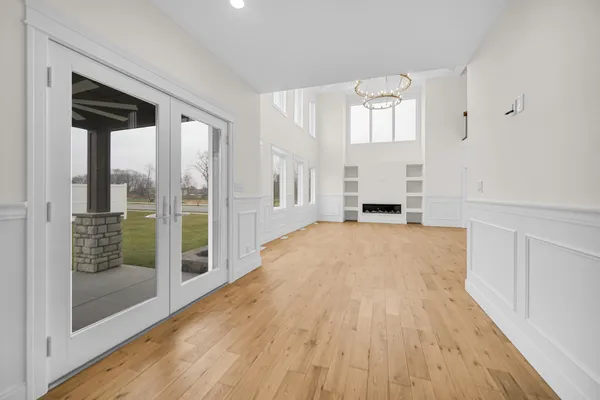 a large kitchen with kitchen island a large island in it