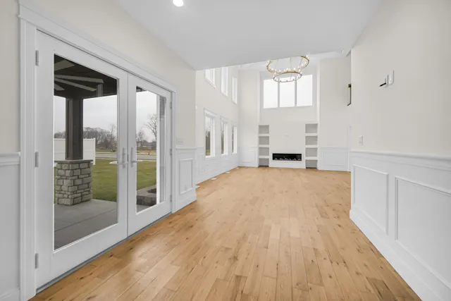 a large kitchen with kitchen island a large island in it