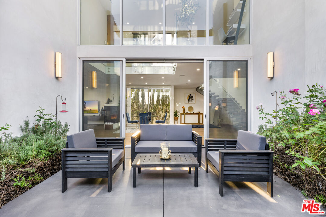 6410 Lindenhurst Avenue Los Angeles, CA 90048 - Photo 13 of 39 a outdoor sitting area with couch and wooden floor