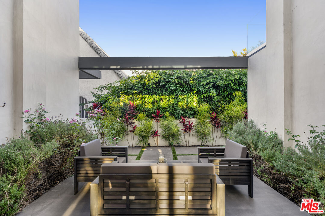 6410 Lindenhurst Avenue Los Angeles, CA 90048 - Photo 14 of 39 a view of a chairs and table in a backyard