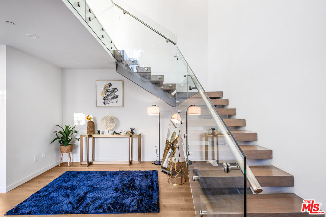 6410 Lindenhurst Avenue Los Angeles, CA 90048 - Photo 15 of 39 a view of entryway and hall