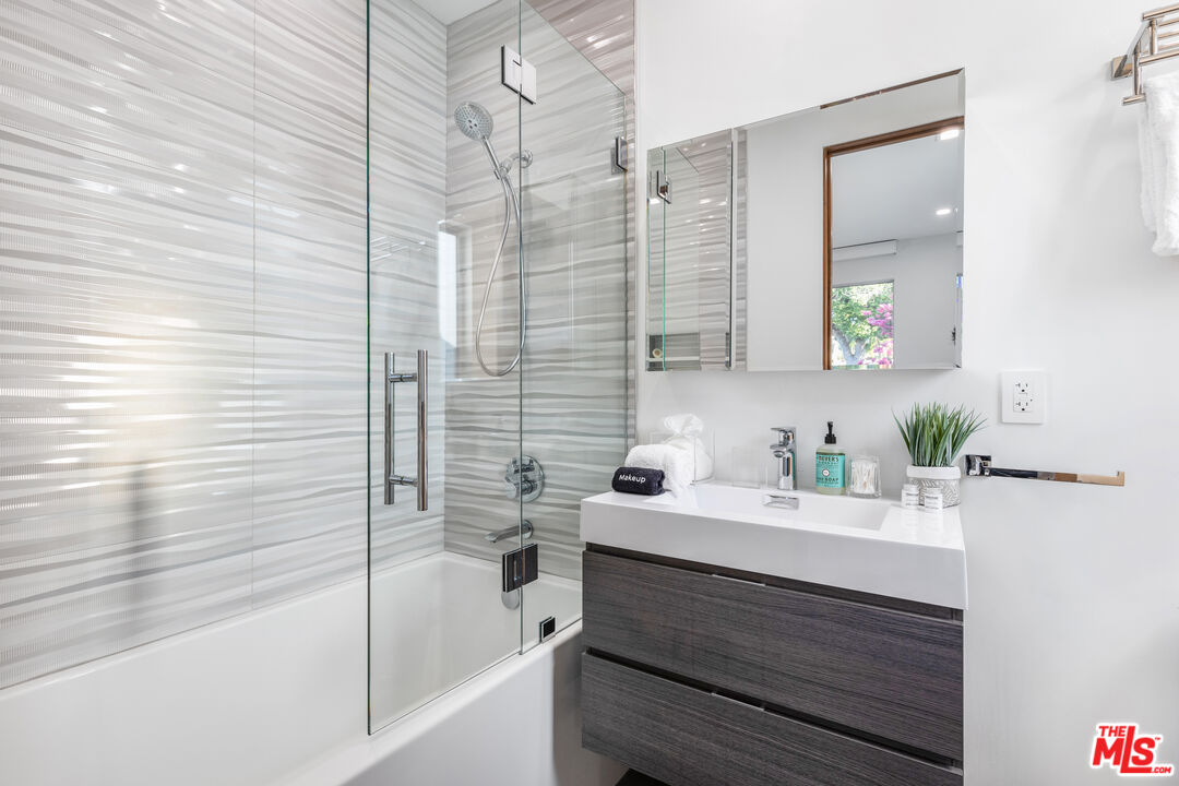 6410 Lindenhurst Avenue Los Angeles, CA 90048 - Photo 26 of 39 a bathroom with a sink and a bathtub