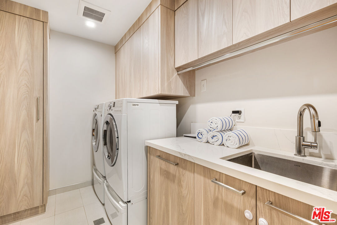 6410 Lindenhurst Avenue Los Angeles, CA 90048 - Photo 29 of 39 a utility room with dryer and washer