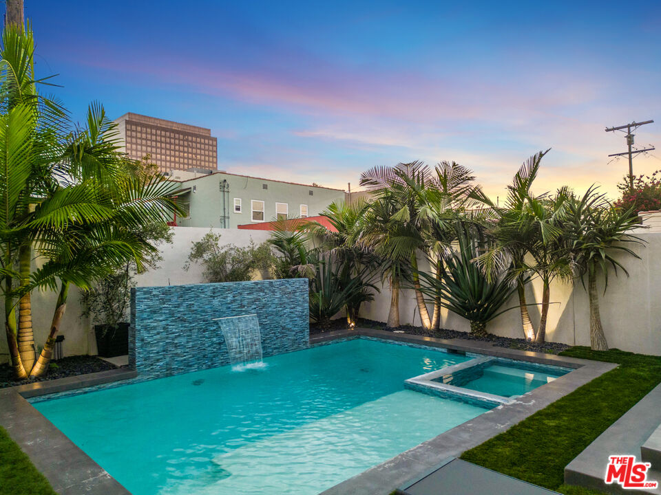 6410 Lindenhurst Avenue Los Angeles, CA 90048 - Photo 3 of 39 a view of a backyard