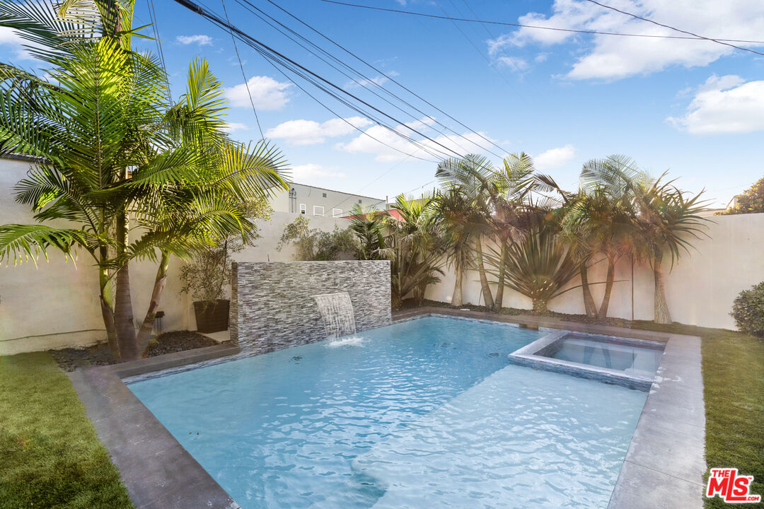 6410 Lindenhurst Avenue Los Angeles, CA 90048 - Photo 35 of 39 a view of a yard