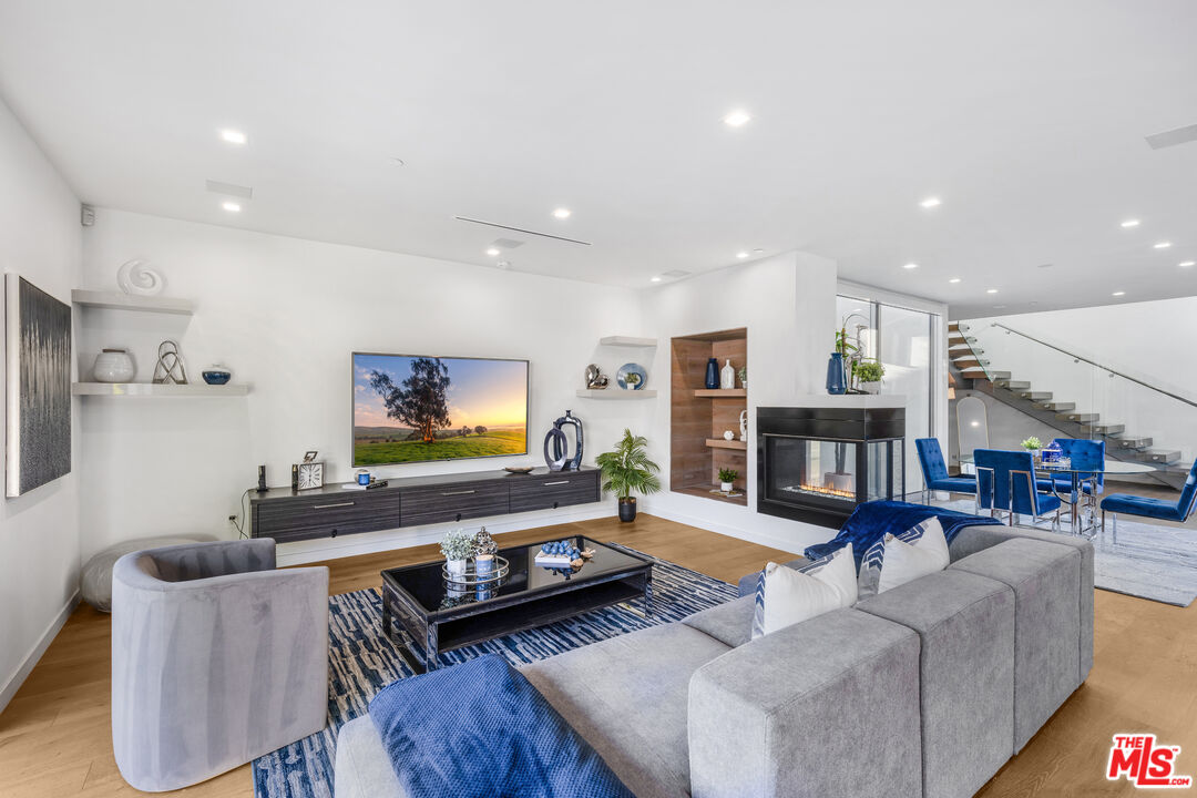 6410 Lindenhurst Avenue Los Angeles, CA 90048 - Photo 5 of 39 a living room with furniture and wooden floor