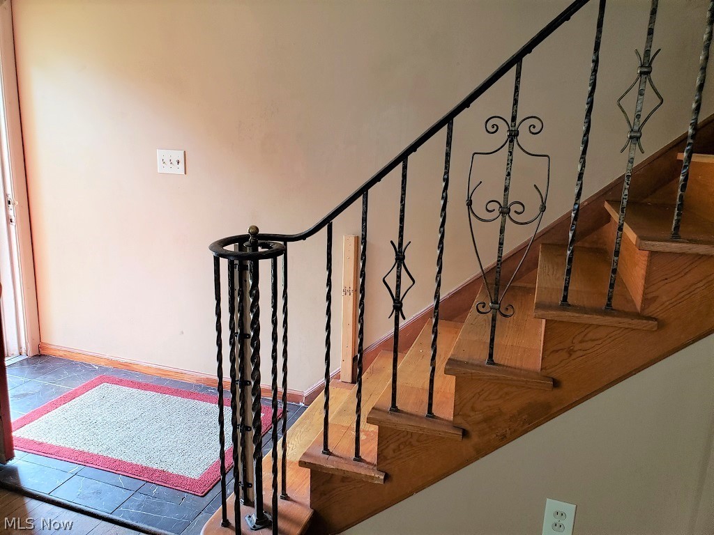 1396 Grantleigh Road Cleveland, OH 44121 - Photo 14 of 27 Gallery Image 14