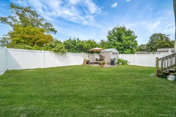 a view of a back yard