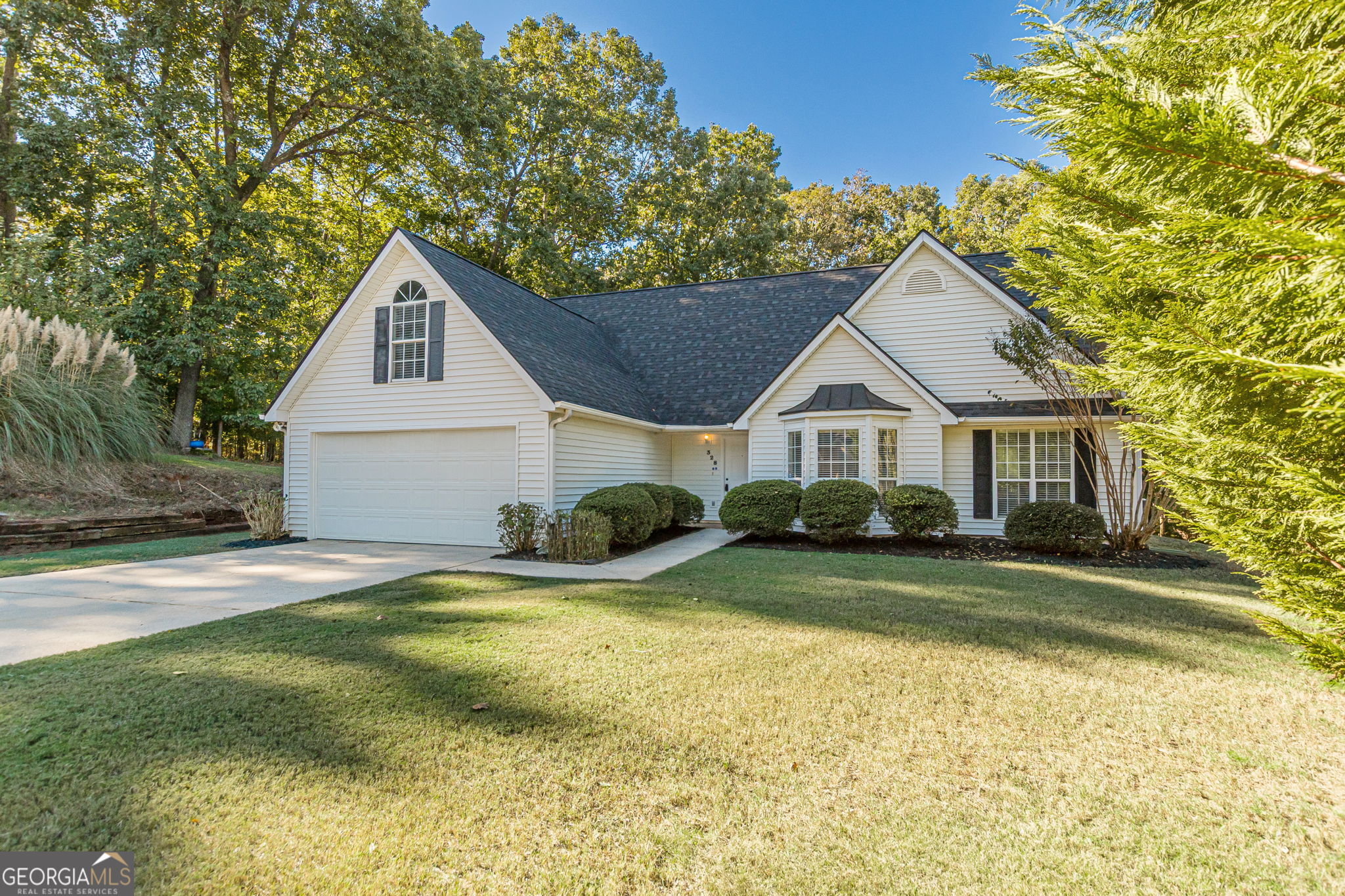 a view of a yard in front of house