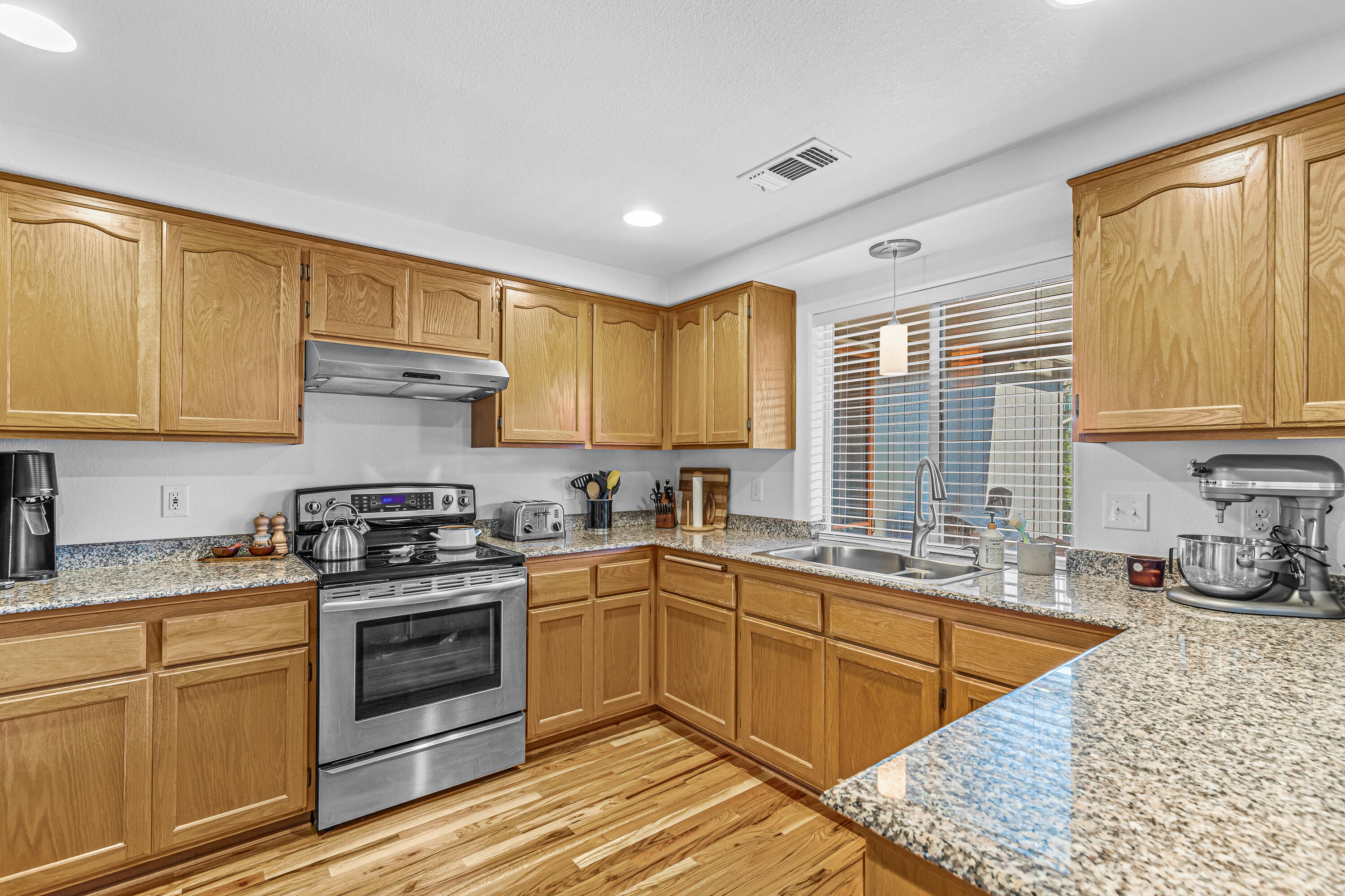 1330 Hawthorne Way Central Point, OR 97502 - Photo 11 of 29 12
