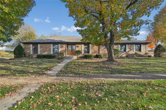 $395,000 | 825 Phaeton Drive, Manchester, MO 63021