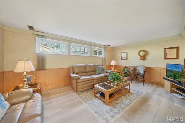 $395,000 | 825 Phaeton Drive, Manchester, MO 63021