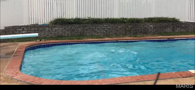 $395,000 | 825 Phaeton Drive, Manchester, MO 63021