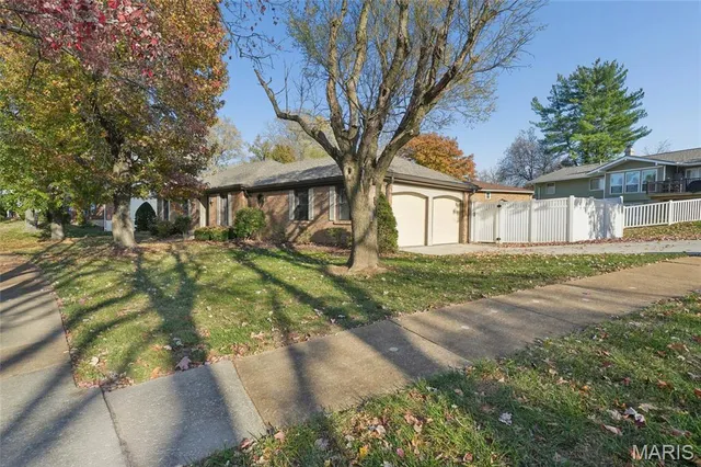 $395,000 | 825 Phaeton Drive, Manchester, MO 63021