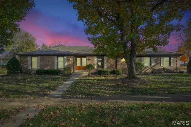 $395,000 | 825 Phaeton Drive, Manchester, MO 63021
