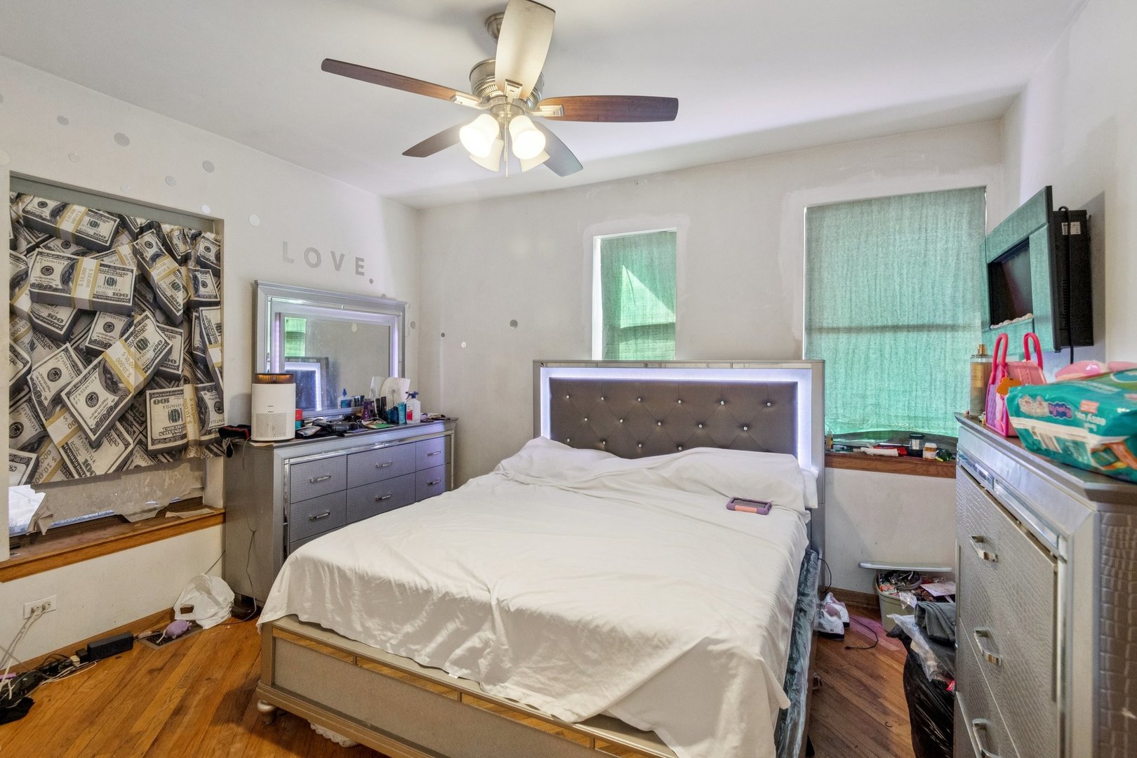 5016 South Prairie Avenue, Unit 1 Chicago, IL 60615 - Photo 6 of 10 a bedroom with a bed and a flat tv screen on the dresser